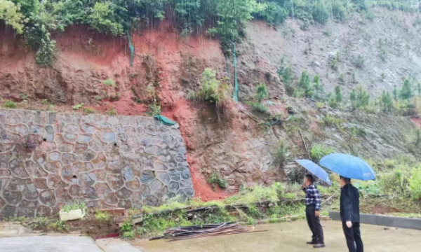 龙南市水利局、史志研究室驻村工作队开展地质灾害点检查
