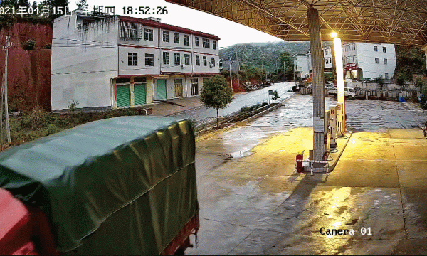 赣州：加油站里货车突然自动冲撞，司机狂追