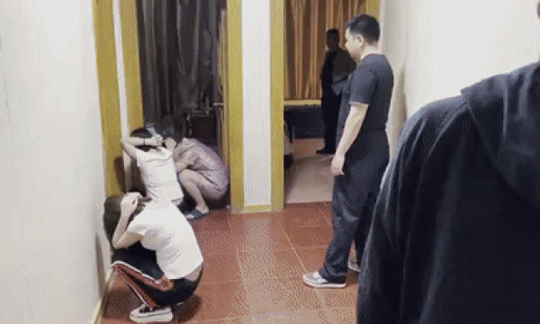 赣州龙南警方突袭足浴店，20余名男女被抓